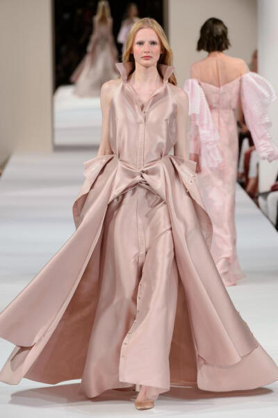 Alexis Mabille：绚丽的色彩搭配浮夸造型的高定婚纱礼服