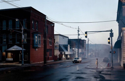 Gregory Crewdson，1962年生于纽约，耶鲁大学摄影系教授。Crewdson的以独特的拍摄手法而成名，为达到自己满意的意境，每一张作品通常都有相当高的成本，很多场景和光都是像拍电影一样临时搭建的。Crewdson作品更像是…