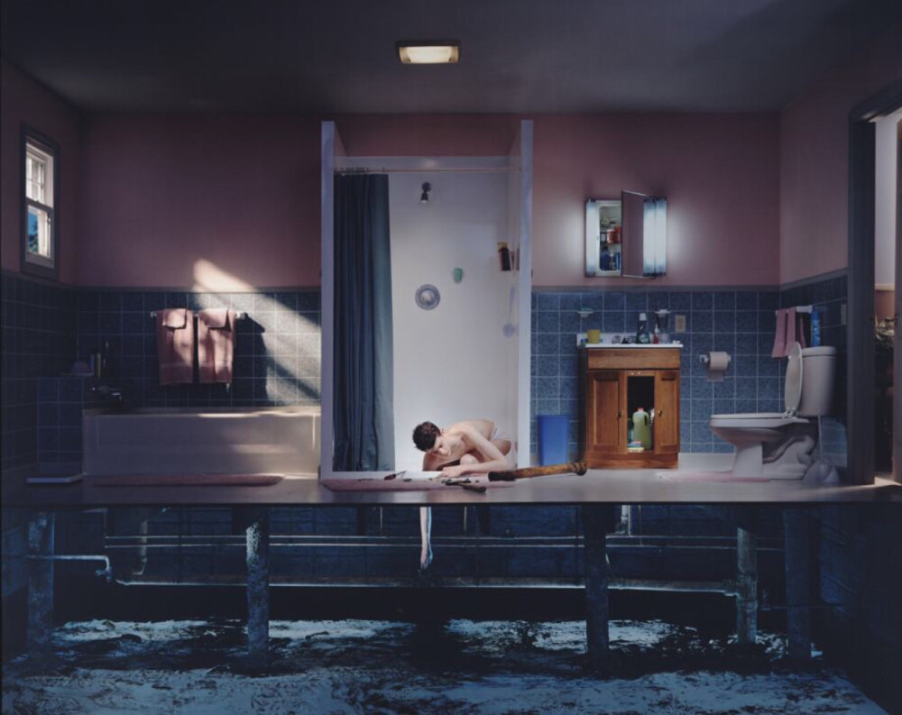 Gregory Crewdson，1962年生于纽约，耶鲁大学摄影系教授。Crewdson的以独特的拍摄手法而成名，为达到自己满意的意境，每一张作品通常都有相当高的成本，很多场景和光都是像拍电影一样临时搭建的。Crewdson作品更像是电影中的某个片段，足以令人产生进入电影画面般的惊艳神秘感