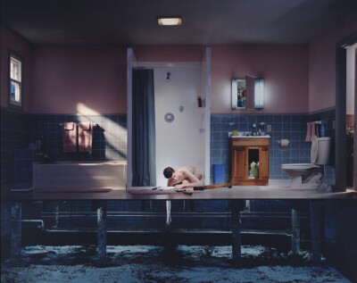 Gregory Crewdson，1962年生于纽约，耶鲁大学摄影系教授。Crewdson的以独特的拍摄手法而成名，为达到自己满意的意境，每一张作品通常都有相当高的成本，很多场景和光都是像拍电影一样临时搭建的。Crewdson作品更像是…