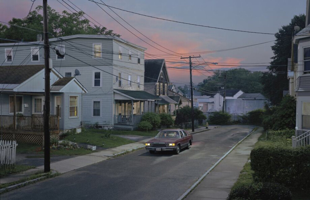 Gregory Crewdson，1962年生于纽约，耶鲁大学摄影系教授。Crewdson的以独特的拍摄手法而成名，为达到自己满意的意境，每一张作品通常都有相当高的成本，很多场景和光都是像拍电影一样临时搭建的。Crewdson作品更像是电影中的某个片段，足以令人产生进入电影画面般的惊艳神秘感