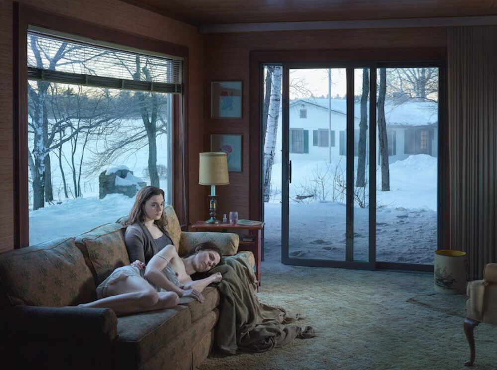 Gregory Crewdson，1962年生于纽约，耶鲁大学摄影系教授。Crewdson的以独特的拍摄手法而成名，为达到自己满意的意境，每一张作品通常都有相当高的成本，很多场景和光都是像拍电影一样临时搭建的。Crewdson作品更像是电影中的某个片段，足以令人产生进入电影画面般的惊艳神秘感