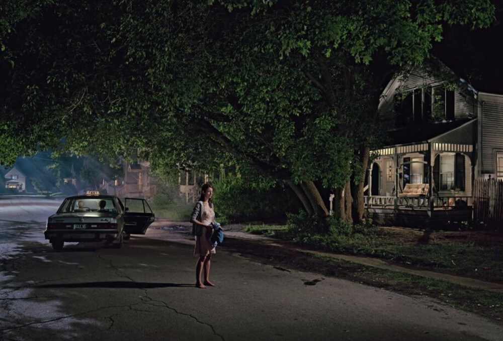 Gregory Crewdson，1962年生于纽约，耶鲁大学摄影系教授。Crewdson的以独特的拍摄手法而成名，为达到自己满意的意境，每一张作品通常都有相当高的成本，很多场景和光都是像拍电影一样临时搭建的。Crewdson作品更像是电影中的某个片段，足以令人产生进入电影画面般的惊艳神秘感