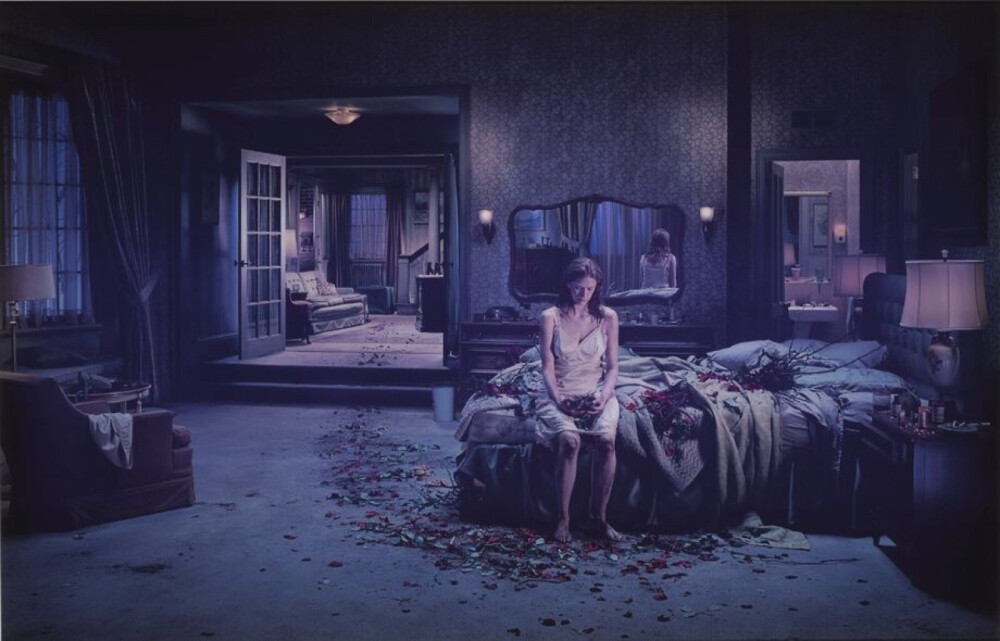 Gregory Crewdson，1962年生于纽约，耶鲁大学摄影系教授。Crewdson的以独特的拍摄手法而成名，为达到自己满意的意境，每一张作品通常都有相当高的成本，很多场景和光都是像拍电影一样临时搭建的。Crewdson作品更像是电影中的某个片段，足以令人产生进入电影画面般的惊艳神秘感