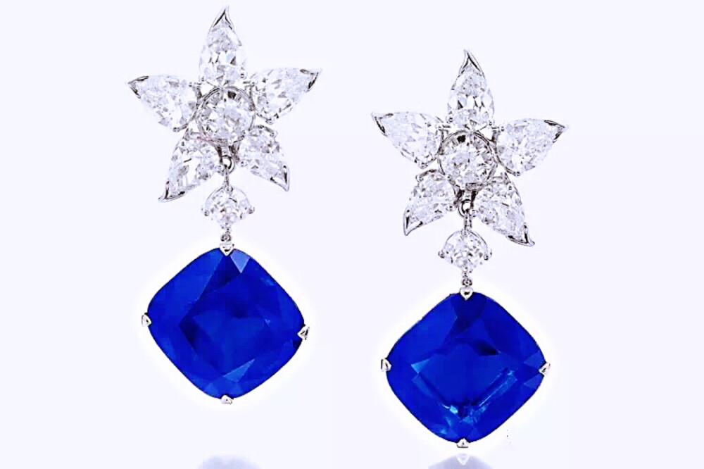 蓝宝石及钻石耳坠
蓝宝石共重约20.88克拉
蓝宝石产地：克什米尔产、无加热优化
钻石共重约26.66克拉
曾属于Rochefoucauld公主
