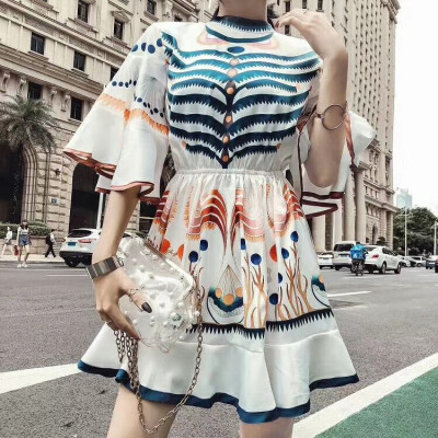 自家荷叶边喇叭袖民族风连衣裙
有兴趣的加WX：hahaha66660666