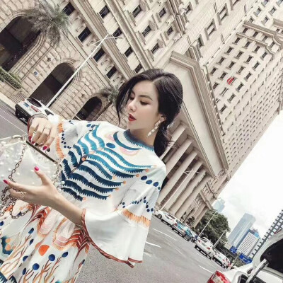 自家荷叶边喇叭袖民族风连衣裙
有兴趣的加WX：hahaha66660666