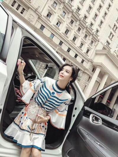 自家荷叶边喇叭袖民族风连衣裙
有兴趣的加WX：hahaha66660666