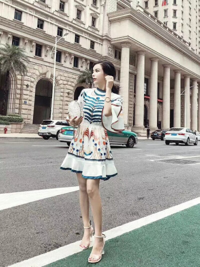 自家荷叶边喇叭袖民族风连衣裙
有兴趣的加WX：hahaha66660666