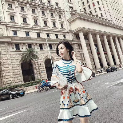 自家荷叶边喇叭袖民族风连衣裙
有兴趣的加WX：hahaha66660666