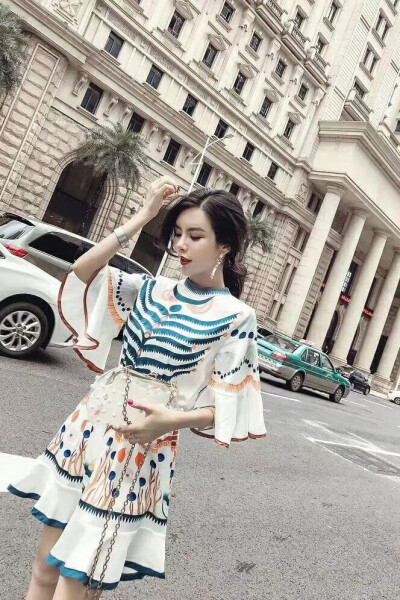 自家荷叶边喇叭袖民族风连衣裙
有兴趣的加WX：hahaha66660666