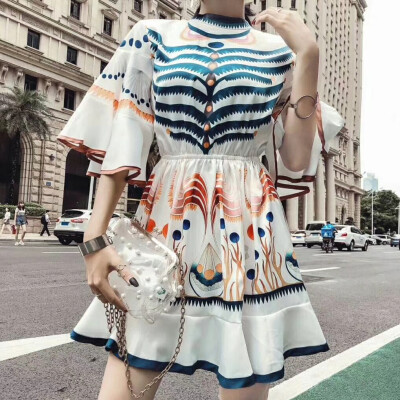 自家荷叶边喇叭袖民族风连衣裙
有兴趣的加WX：hahaha66660666