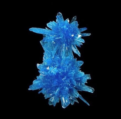 五角石Pentagonite，含水硅酸盐类矿物，与水矽钒钙石是同质异象体，因常形成假五角形双晶而被命名为五角石。
