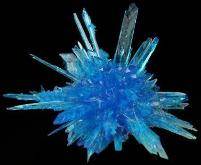 五角石Pentagonite，含水硅酸盐类矿物，与水矽钒钙石是同质异象体，因常形成假五角形双晶而被命名为五角石。
