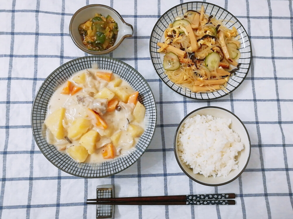 奶油炖菜和春雨沙拉