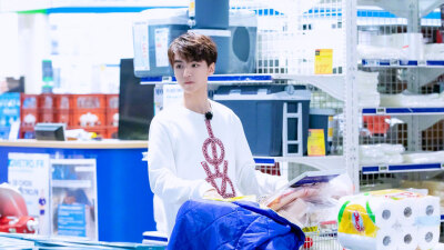 #王俊凯中餐厅第二季# 小凯在节目中不仅掌勺做菜，其它大事小情也都积极参与。干起各种活来利索有章法，一看便知他平日里也是个做事非常严谨细致、追求完美的人。所以，一向认真的小凯迅速就获得了哥哥姐姐们的信任…