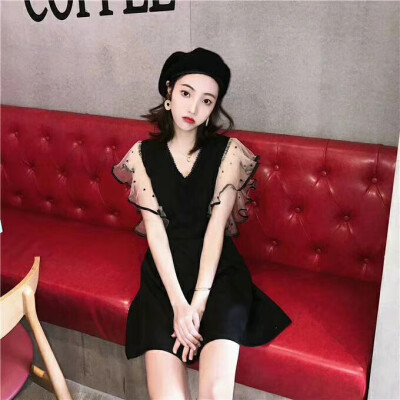 自家波点网纱袖连衣裙
喜欢的佳我WX：hahaha66660666