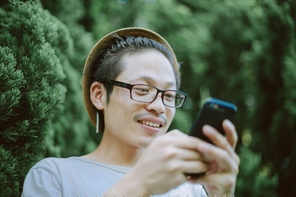 未来生活有你
摄影：洪小漩
出镜：阿科
平时连一起吃晚饭的时间都很少。 所以周末在一起，我们都倍加珍惜。
那天我出去拍照，有你陪。
忙碌之余，我也为你按下几次快门。
你站在那，阳光下，居然有几分耀眼。
好像一下子掉进了吉卜力的原画场景中。
蓝天白云真是好看得不像话。