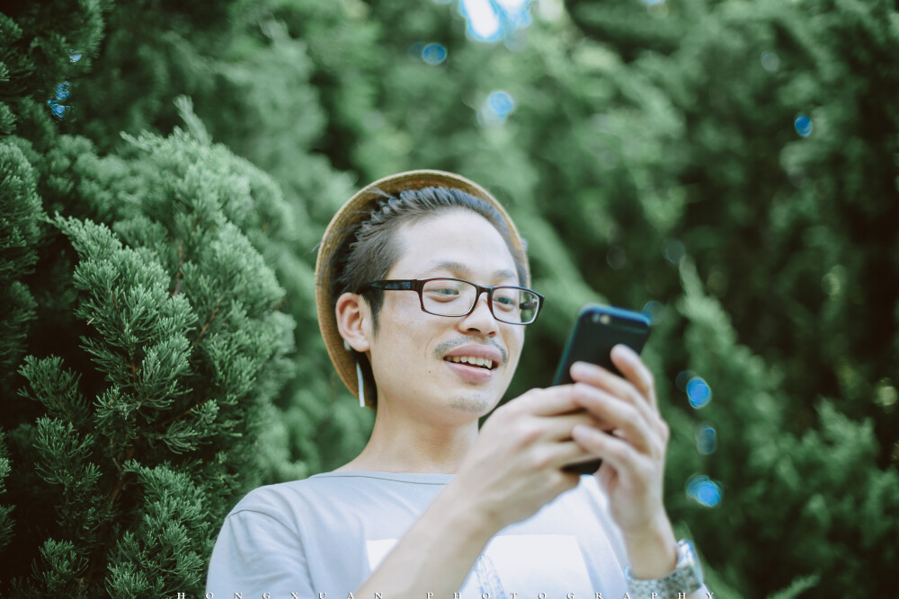 未来生活有你
摄影：洪小漩
出镜：阿科
平时连一起吃晚饭的时间都很少。 所以周末在一起，我们都倍加珍惜。
那天我出去拍照，有你陪。
忙碌之余，我也为你按下几次快门。
你站在那，阳光下，居然有几分耀眼。
好像一下子掉进了吉卜力的原画场景中。
蓝天白云真是好看得不像话。