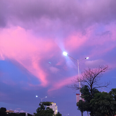 夏日傍晚的天空让你想起什么？是在和家人一起吃饭？刚下班？还是打扮得漂漂亮亮想和那个他见面？