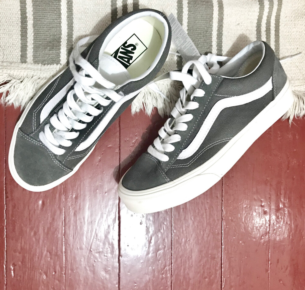 VANS STYLE-36。全新亚太地区限定夏日配色。拖老妈的福，在生日当天赶了回潮流。之前一直穿old skool 后来才注意到这款被GD穿火的鞋款。官方说是old skool 的初代原型。相比经典款，鞋头更窄，包边更往上，使这个鞋子比经典款更显脚小。这次的夏日配色除了入手的灰色，还有一款黄色和一款绿色，但感觉hold不住这两个颜色还是入手了最保险款。韩国代购480。在7月14日已经在店里上市咯。喜欢的真的不要错过～@奇葩徐尼玛