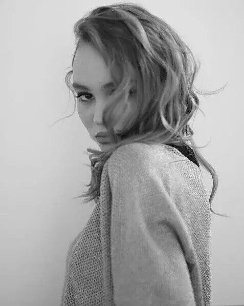 Lily Rose Melody Depp 莉莉·罗斯·麦洛蒂·德普，影星Johnny Depp之女，1999年5月27日出生于法国巴黎，法国女演员、模特。