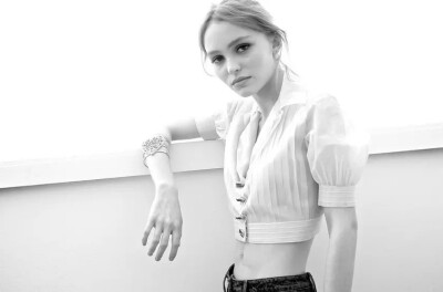 Lily Rose Melody Depp 莉莉·罗斯·麦洛蒂·德普，影星Johnny Depp之女，1999年5月27日出生于法国巴黎，法国女演员、模特。