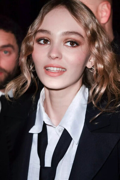 Lily Rose Melody Depp 莉莉·罗斯·麦洛蒂·德普，影星Johnny Depp之女，1999年5月27日出生于法国巴黎，法国女演员、模特。