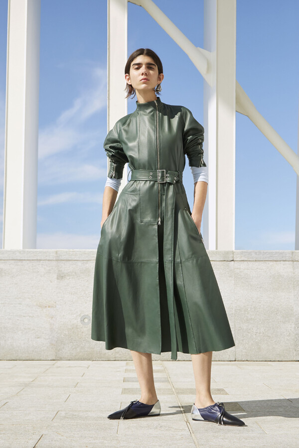 意大利时尚品牌 Sportmax 2019 早春度假系列LookBook 本季设计师以细腻的方式将运动风融入时装设计中，糅合不同的材质，贴心的细节处理，呈现新季运动时尚风范～