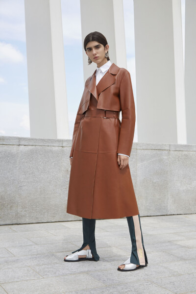 意大利时尚品牌 Sportmax 2019 早春度假系列LookBook 本季设计师以细腻的方式将运动风融入时装设计中，糅合不同的材质，贴心的细节处理，呈现新季运动时尚风范～