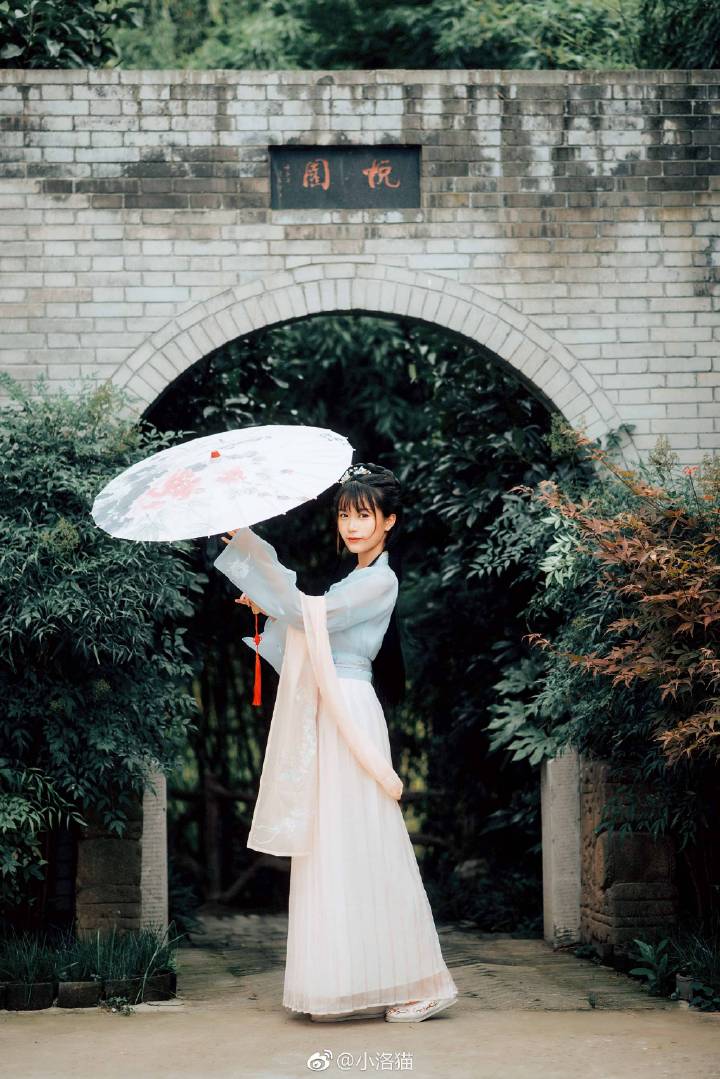 伏夏好雨初晴后，长歌载酒故地游。
晚风惹水满池皱，落霞映面女儿羞。
出境：@-仙儿啊仙儿啊仙仙儿啊-
摄影：@小洛猫 ​