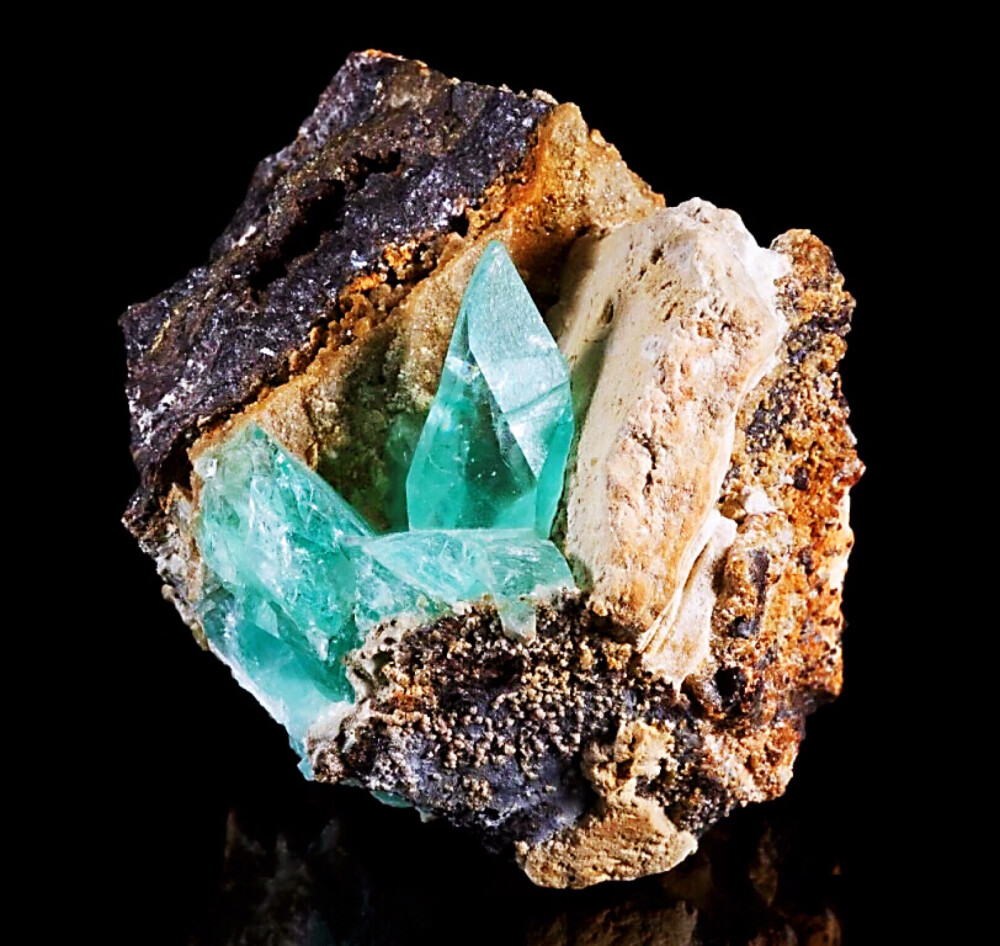 磷叶石有一组完全解理，使其裂成片状，英文Phosphophyllite ，来自希腊语“Phillon”，叶片的意思，所以有磷叶石之称。