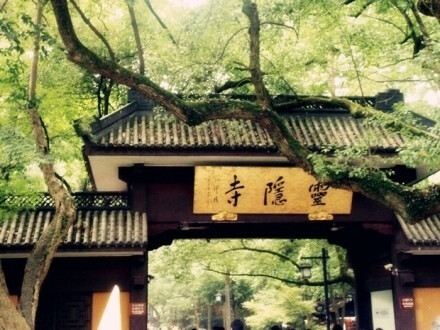 【最灵验的十大许愿地】1、杭州灵隐寺；2、普陀山；3、厦门鼓浪屿；4、无锡灵山大佛；5、北京雍和宫；6、苏州摩天轮；7、上海环球金融中心；8、三亚天涯海角；9、四川峨眉山；10、北海银滩。还等什么！带着心爱的TA一起去吧~ ​