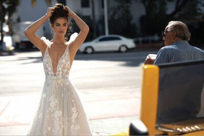 以色列著名婚纱品牌 Berta 2019 春夏「迈阿密」系列婚纱大片 令人陶醉的舒适与奢华混合，复古与现代的气息让新娘焕发出耀眼的新气息～