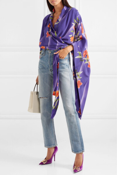 Balenciaga 这款上衣以日本传统和服为灵感，采用奢华的真丝顺纡绉制成，围裹式衣身十分修饰身形，长及膝盖的单边宽大衣袖则型格十足。建议搭配一双圈状耳环，并以一抹珊瑚色唇彩呼应衣身上鲜艳的花卉印花，演绎亮丽…