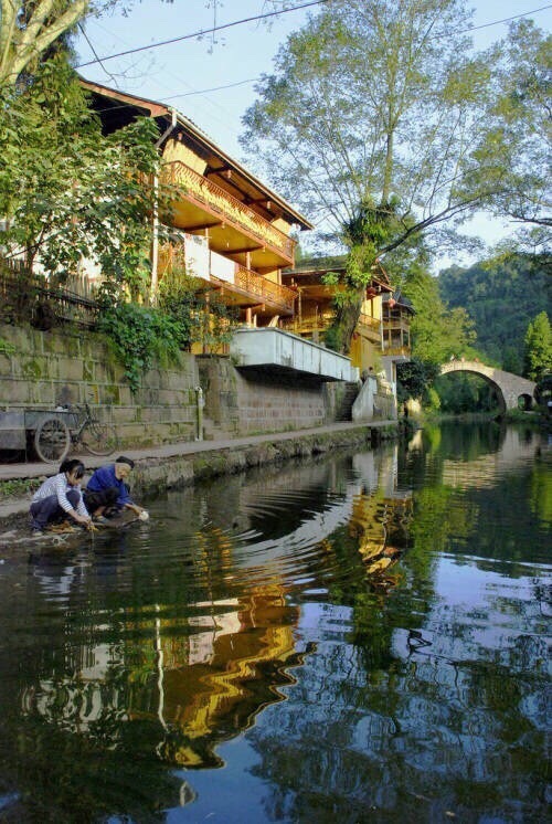 川西，世外桃源般的上里古镇—位于四川省雅安市雨城区境内，四川省十大古镇之一。古镇初名“罗绳”，旧时为南方丝绸之路，也是临邛古道进入雅安的重要驿站。“二水夹明镜，双桥落彩虹”,正是对上里古镇生动形象的总体描绘。身临其间，有一种时光倒流回到从前的感觉 ​​​​