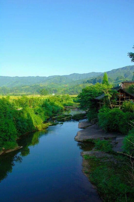 川西，世外桃源般的上里古镇—位于四川省雅安市雨城区境内，四川省十大古镇之一。古镇初名“罗绳”，旧时为南方丝绸之路，也是临邛古道进入雅安的重要驿站。“二水夹明镜，双桥落彩虹”,正是对上里古镇生动形象的总体描绘。身临其间，有一种时光倒流回到从前的感觉 ​​​​