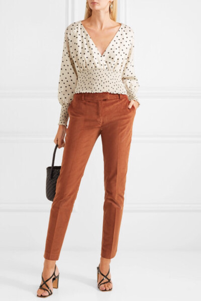 在入秋时分，既要保暖又不失时髦，还有什么能比灯芯绒长裤更为合适呢？Paul & Joe 这一弹力棉质版本采用复古面料制成，焦橙色完美贴合本季打造的 1970 年代之潮。它在法国打造而成，平整的压痕令锥形裤形更显利落。…