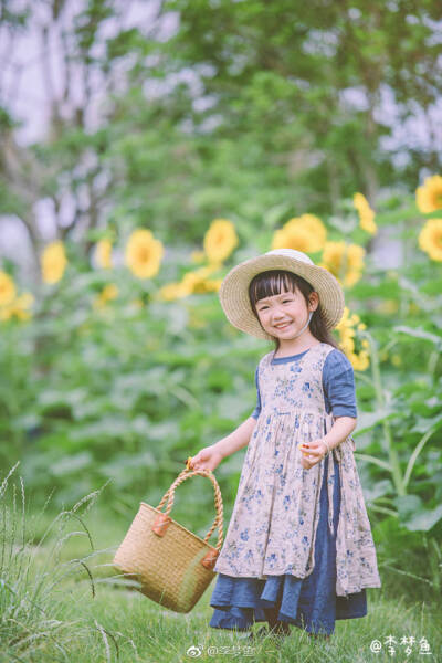 幸福像梦鱼一样
2018年6月10日 星期日
云层遮住了太阳 向日葵有些迷茫
努力渗出的光束 让花儿美丽绽放
无论晴天或阴天 幸福像梦鱼一样
～JoJo 4岁2个月
侵删。