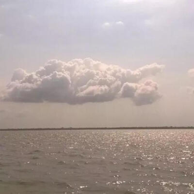 By宸疚 白云 天空 海面 背景图