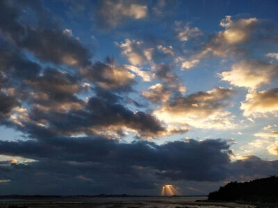 世间再美不及你一个眼神