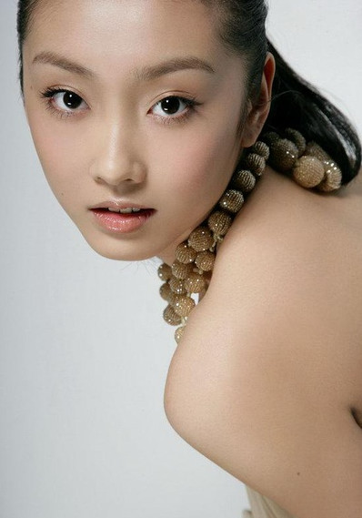 宣璐，1991年1月15日出生于江苏省南京市，中国内地女演员、舞者，毕业于中央戏剧学院。2008年被李少红选中，出演新版《红楼梦》而正式进入演艺圈。2012年，参演情感剧《娘心计》。2013年，参演古装电视剧《舞乐传奇》。2014年，主演惊悚片《夜半梳头》；同年，主演年代剧《午夜蝴蝶》。2015年，出演了《大秧歌》中的槐花。2017年，主演电视剧《花谢花飞花满天》。2018年，出演古装仙侠剧《陈情令》。 （from搜狗百科