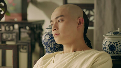 即使我知道你是在骗我的
我还是记住了你对我展露的每一个微笑