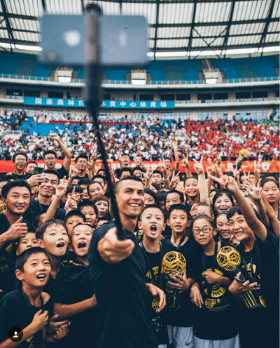 Mr. Ronaldo has come to China!
蠢蠢的我两天后才知道，真心羡慕那些孩子啊！
超级想看见妹妹的，哥哥也是想看到，还有乔治娜!
全家都超级好看!
超级喜欢妹妹!
