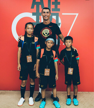 Mr. Ronaldo has come to China!
蠢蠢的我两天后才知道，真心羡慕那些孩子啊！
超级想看见妹妹的，哥哥也是想看到，还有乔治娜!
全家都超级好看!
超级喜欢妹妹!
