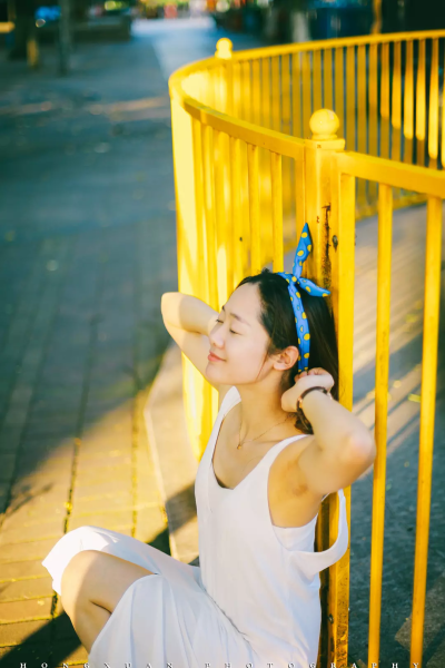 我亲爱的高中女同学们
摄影：洪小漩
出镜：你们仨
高中，你们仨一个班，学美术。
我，在理科班，只有语文组组长让我给全年级发试卷的时候，才有空去你们班里找你们。
那时候我忙着配平方程式，套用物理公…