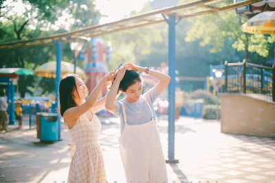 我亲爱的高中女同学们
摄影：洪小漩
出镜：你们仨
高中，你们仨一个班，学美术。
我，在理科班，只有语文组组长让我给全年级发试卷的时候，才有空去你们班里找你们。
那时候我忙着配平方程式，套用物理公…