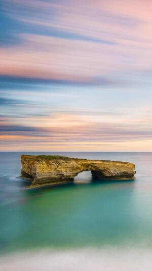 大洋路是澳大利亚最著名的自驾游路线之一，在这里能够欣赏到伦敦桥等众多著名景点。