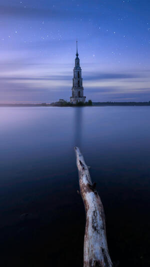 全长三千六百九十二千米，是欧洲最长的河流，俄罗斯人将伏尔加河称为“母亲河”。