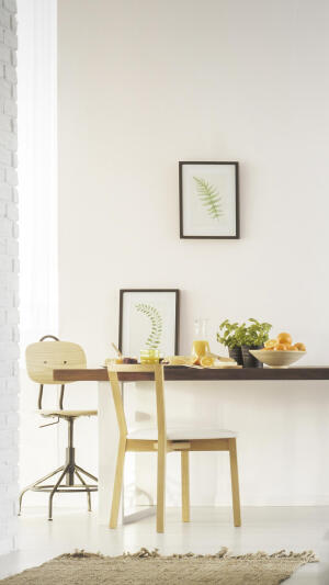 白色会反射全部的光线，具有清爽明快的特征，在较小的空间使用可以提升空间感。